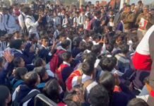 Total Samachar 3 महीने से स्कूल में टीचरों की कमी के चलते आज सराय के सरकारी स्कूल के छात्र-छात्राओं का फूटा गुस्सा स्कूल के गेट का जड़ा ताला और किया नेशनल हाइवे 19 जाम