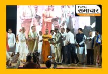 Total Samachar गीता जयंती के अवसर पर सांसद गोपाल शेट्टी ने वरिष्ठ पत्रकार अमित मिश्रा को किया सम्मानित.