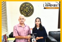 Total Samachar- राज्य सूचना आयुक्त ने क्लास 8 में पढ़ने वाली लेखिका को किया सम्मानित.